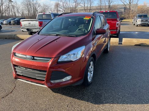 Used 2015 Ford Escape SE w/ Equipment Group 201A image 2