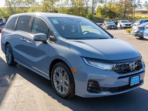 New 2026 Honda Odyssey Touring image 4