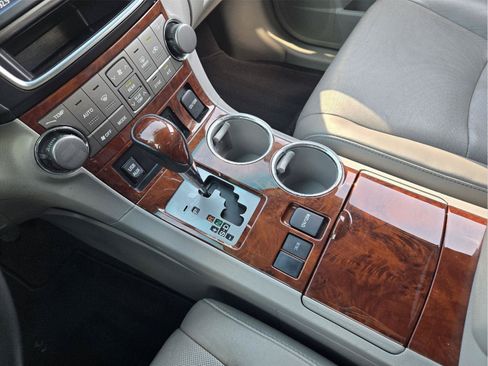 Used 2013 Toyota Highlander Limited FWD image 19