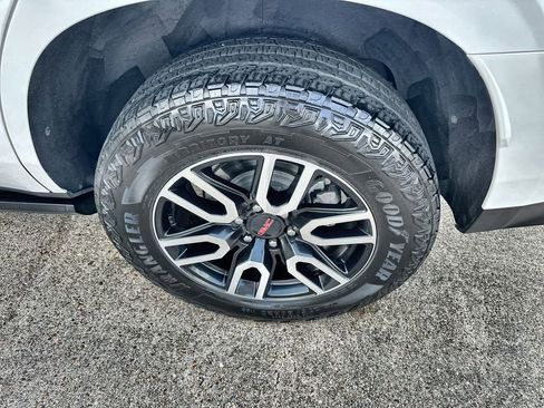 Used 2024 GMC Yukon AT4 w/ Technology Package AWD/4WD image 12