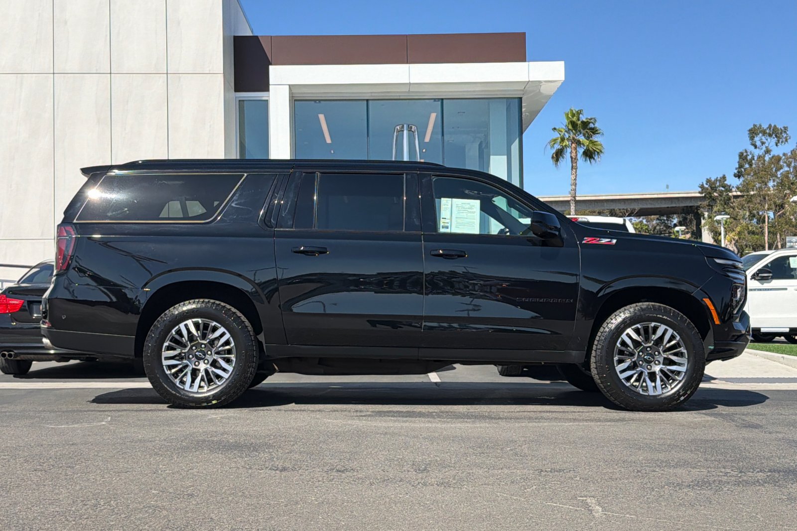 Used 2025 Chevrolet Suburban Z71 AWD/4WD image 2