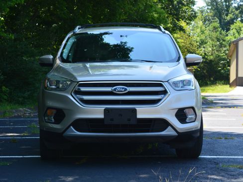 Used 2017 Ford Escape Titanium image 2