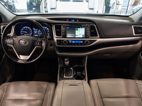 Used 2018 Toyota Highlander XLE AWD/4WD image 7