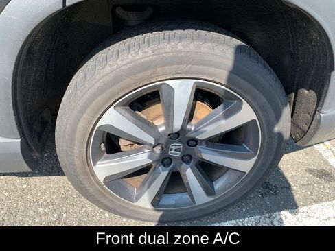 Used 2025 Honda Pilot Touring image 9