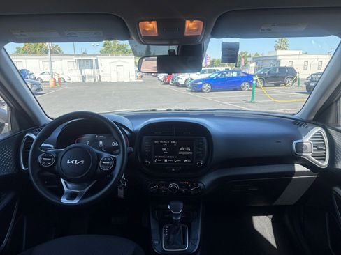 Used 2025 Kia Soul LX w/ LX Technology Package FWD image 31