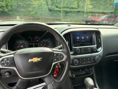 Used 2022 Chevrolet Colorado LT w/ LT Convenience Package AWD/4WD image 15