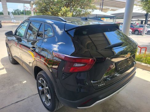 Used 2025 Chevrolet Trax LT w/ LT Convenience Package FWD image 9