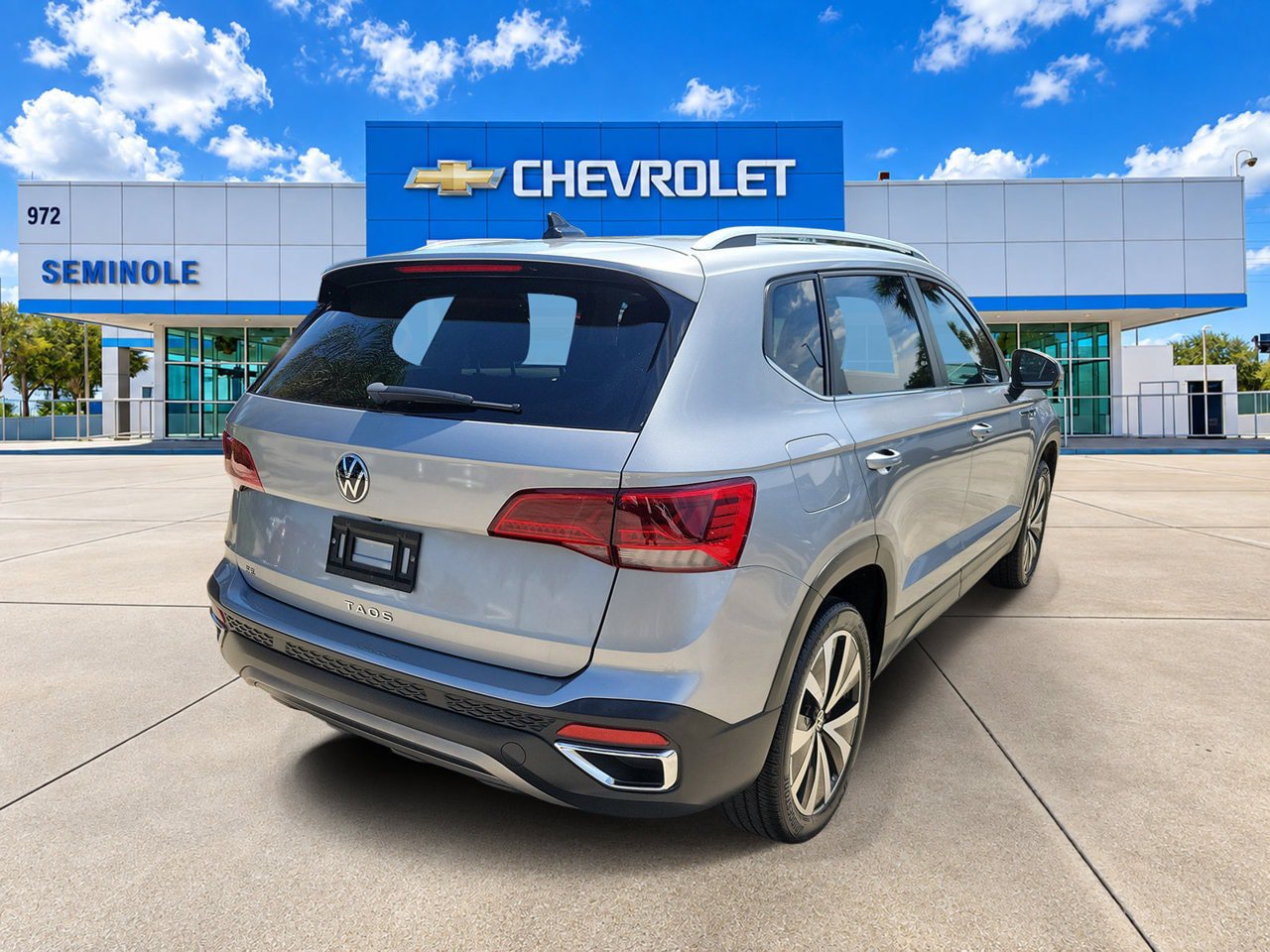 Used 2022 Volkswagen Taos SE FWD image 3