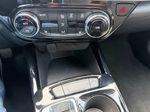 Used 2025 Chevrolet Trax LT w/ LT Convenience Package image 20