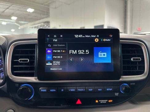 Used 2020 Hyundai Venue image 25