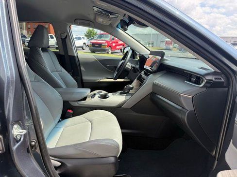 Used 2024 Toyota Venza XLE AWD/4WD image 3