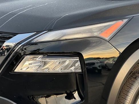 Used 2023 Nissan Rogue SV image 9