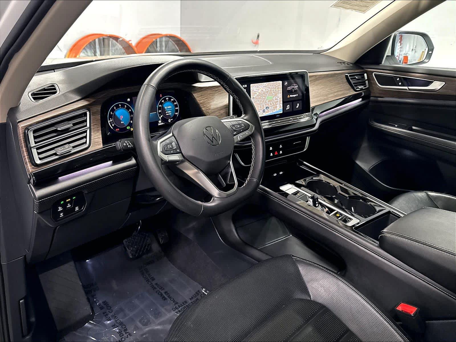 Used 2025 Volkswagen Atlas SEL AWD/4WD image 16