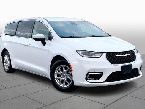 Used 2023 Chrysler Pacifica Touring-L image 2