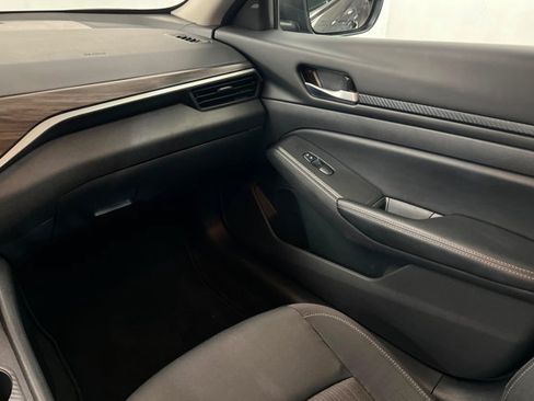 Used 2025 Nissan Altima 2.5 SV FWD image 11