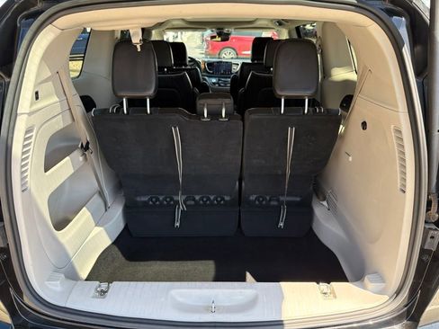 Used 2023 Chrysler Pacifica Limited FWD image 11