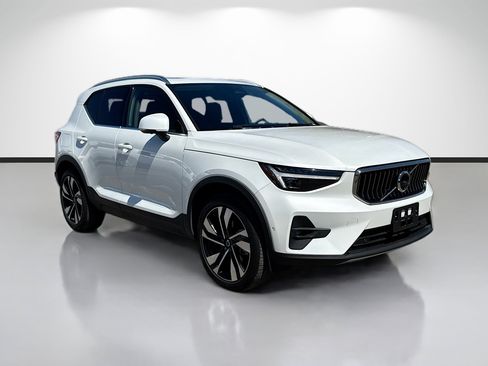 Used 2025 Volvo XC40 B5 Ultra image 7