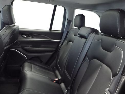Certified 2023 Jeep Grand Cherokee Limited w/ Black Appearance Package AWD/4WD image 18