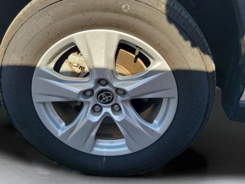 Used 2021 Toyota RAV4 XLE w/ Convenience Package FWD image 4