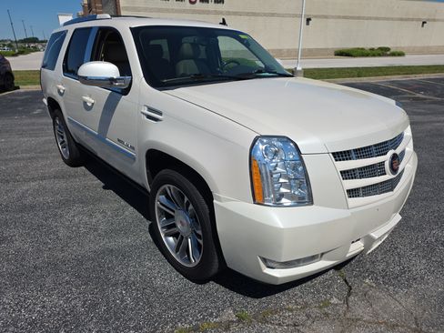 Used 2014 Cadillac Escalade Premium AWD/4WD image 2