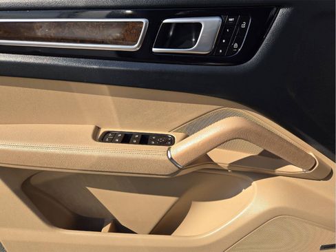 Used 2021 Porsche Cayenne AWD/4WD image 20