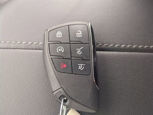 Used 2025 Chevrolet Suburban Z71 image 39