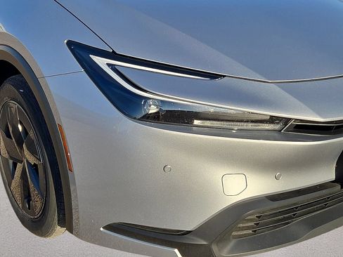 Used 2025 Toyota Prius LE FWD image 8