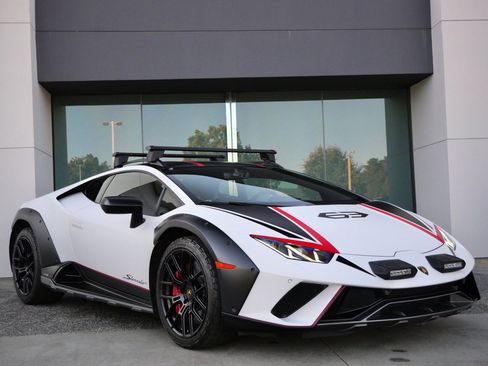 Used 2023 Lamborghini Huracan Sterrato image 1