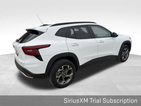 Used 2025 Chevrolet Trax LT w/ LT Convenience Package image 17