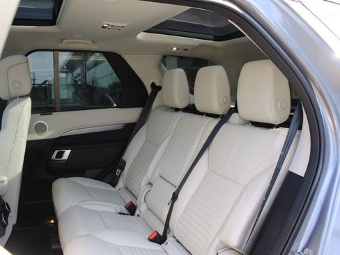 Certified 2025 Land Rover Discovery Dynamic SE image 36