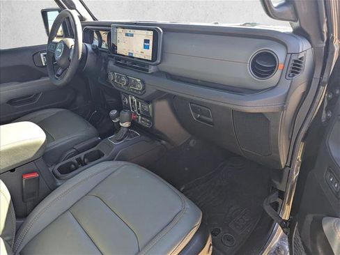 Used 2025 Jeep Gladiator Mojave image 19
