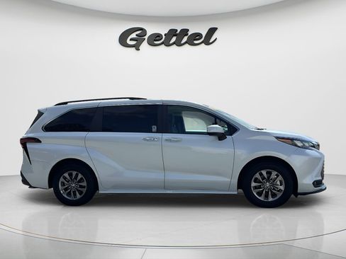 Used 2025 Toyota Sienna XLE FWD image 4