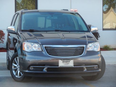 Used 2014 Chrysler Town & Country Touring-L FWD image 5