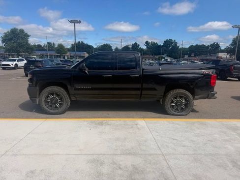 Used 2018 Chevrolet Silverado 1500 W/T w/ Black Out Edition AWD/4WD image 9