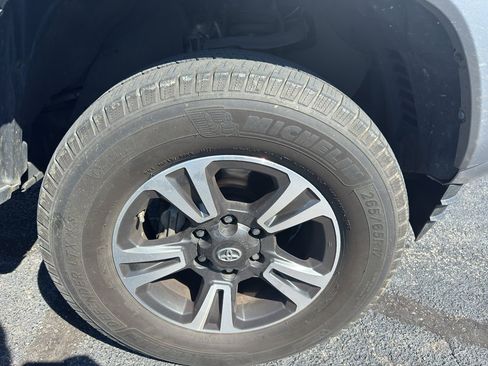 Used 2018 Toyota Tacoma TRD Sport AWD/4WD image 2