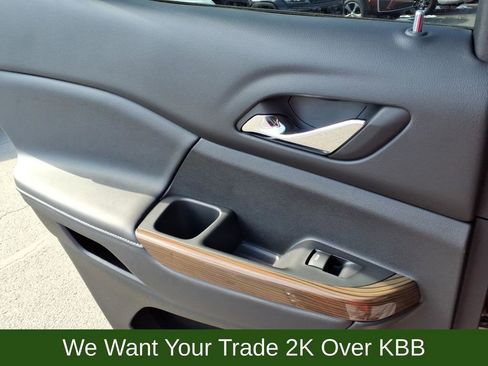 Used 2023 GMC Acadia SLE w/ Driver Convenience Package image 23