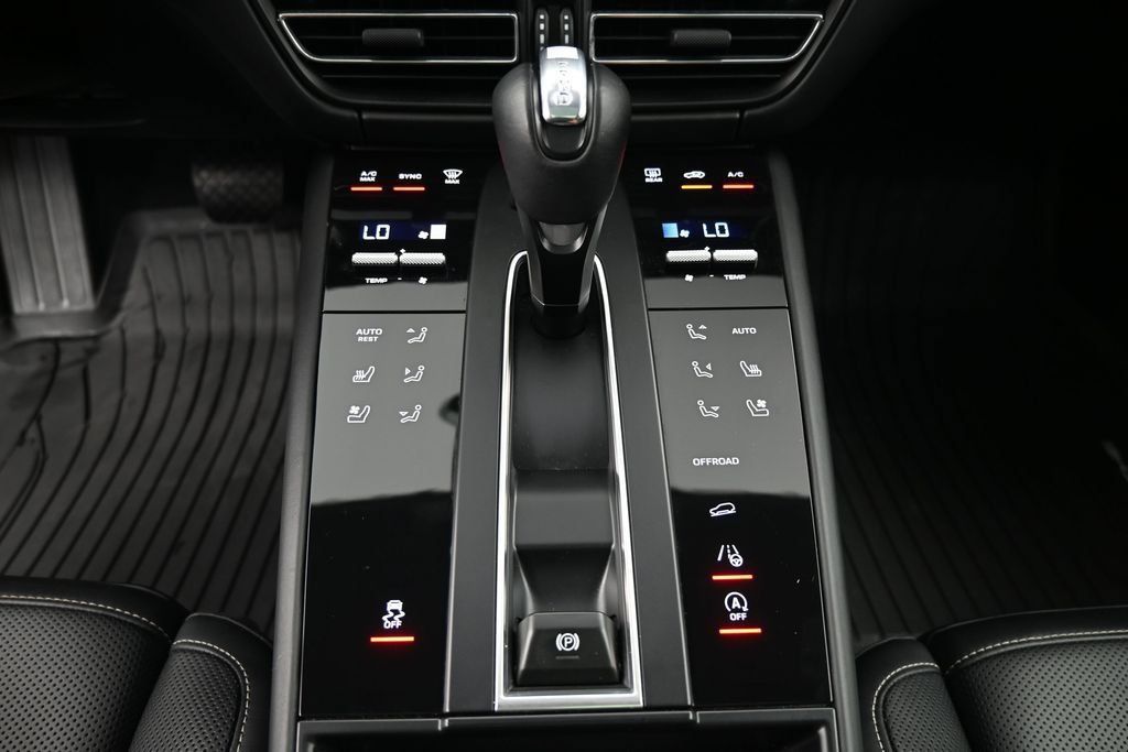 Certified 2024 Porsche Macan AWD/4WD image 17