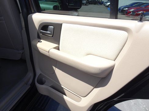 Used 2004 Ford Expedition XLT image 18
