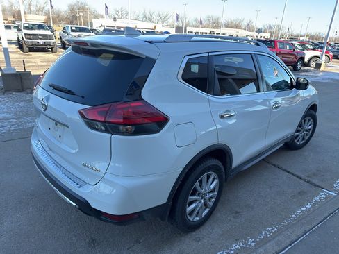 Used 2017 Nissan Rogue SV image 5