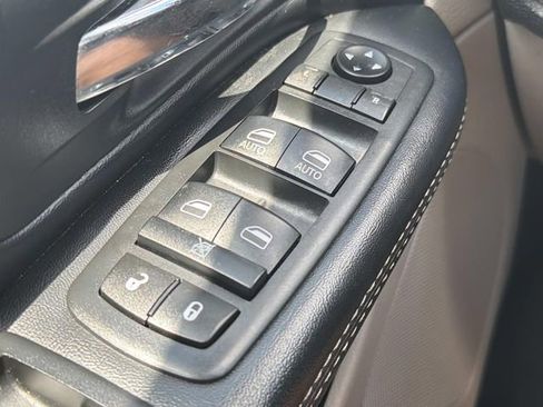 Used 2016 Chrysler Town & Country Touring-L w/ Driver Convenience Group FWD image 26