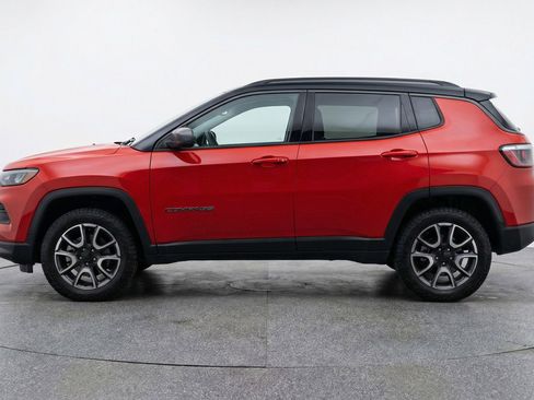 Used 2025 Jeep Compass Trailhawk image 5