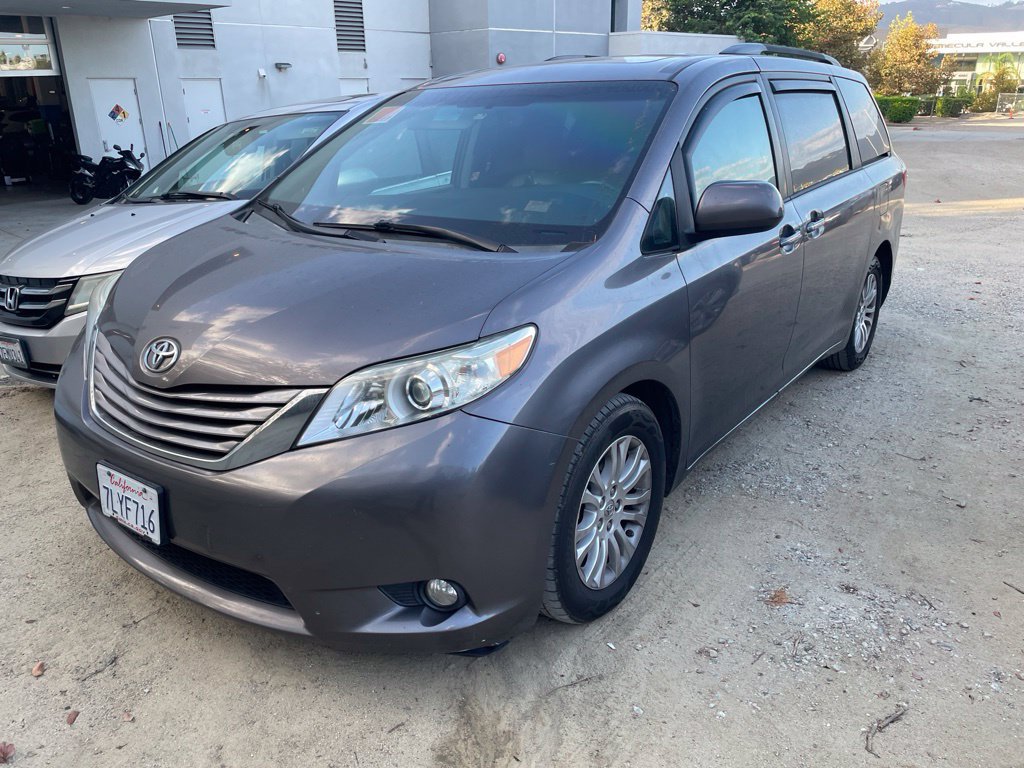 Used 2015 Toyota Sienna XLE w/ XLE Navigation Package FWD image 4