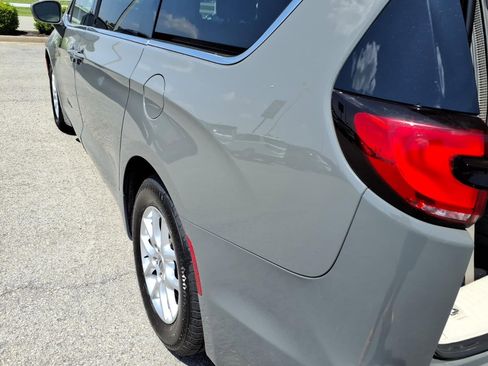 Used 2022 Chrysler Pacifica Touring-L FWD image 16