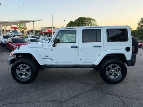 Used 2017 Jeep Wrangler Unlimited Sahara w/ Connectivity Group AWD/4WD image 2