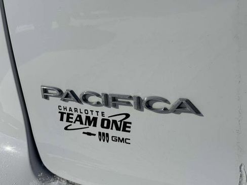 Used 2023 Chrysler Pacifica Touring-L image 7