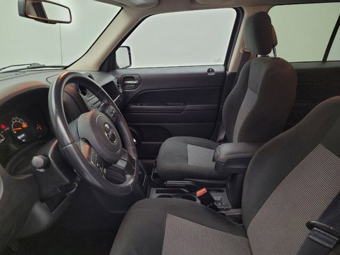 Used 2016 Jeep Patriot Latitude w/ Sun/Sound Group AWD/4WD image 17