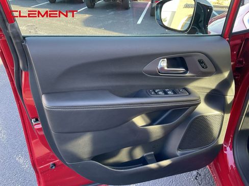 New 2026 Chrysler Pacifica Select image 16