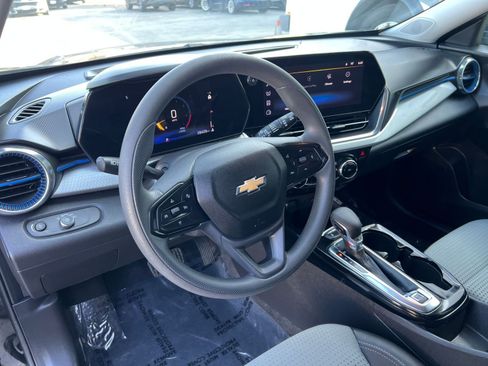 Used 2025 Chevrolet Trax LT FWD image 31