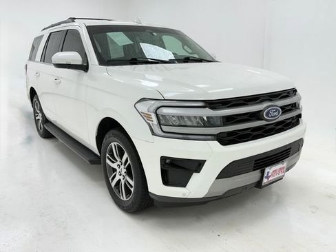 Used 2023 Ford Expedition XLT RWD image 2