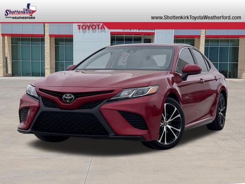 Used 2020 Toyota Camry SE FWD image 1